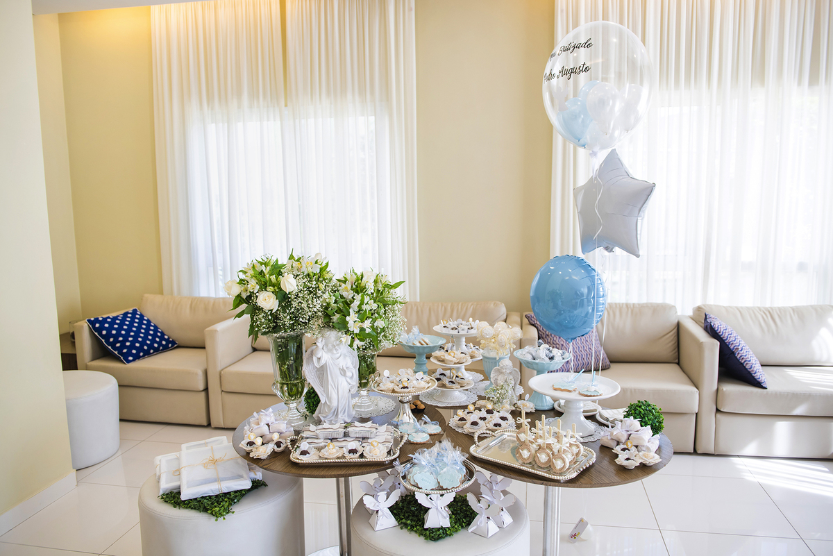 Mesa decorada para o batizado , balão em destaque