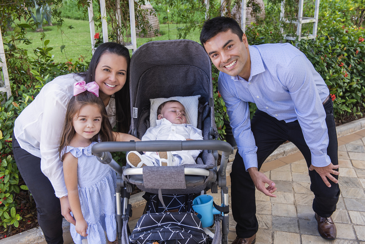  Uma ocasião de comunhão entre as pessoas que cercam a crianç