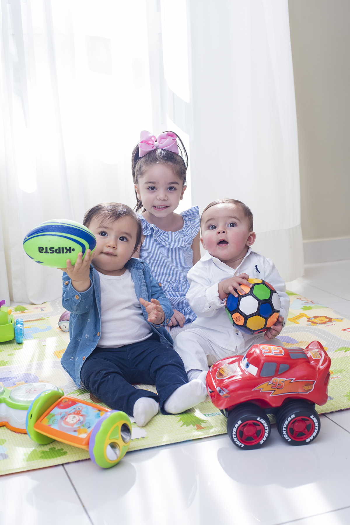 pequeno Pedro com os primos em ensaio fotográfico