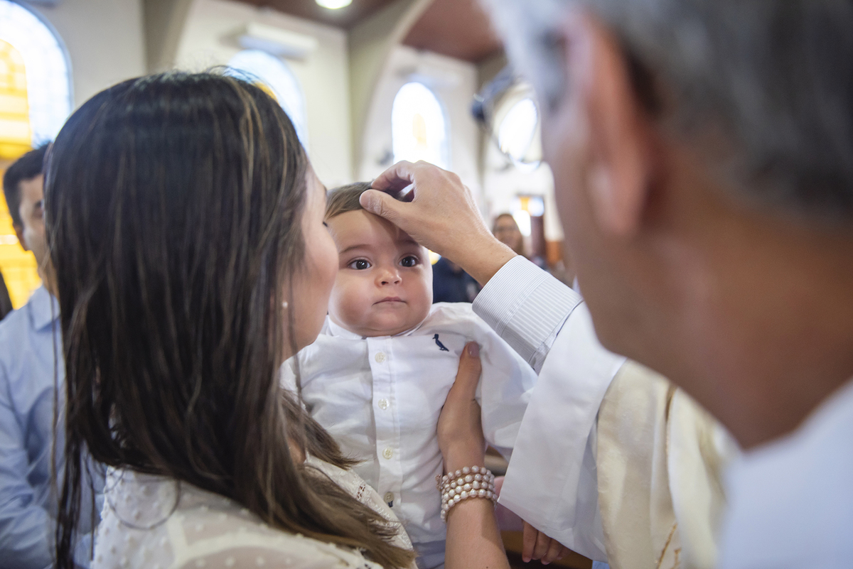 Sinal da cruz pelo Jácono na par´quiaSagrada Família 