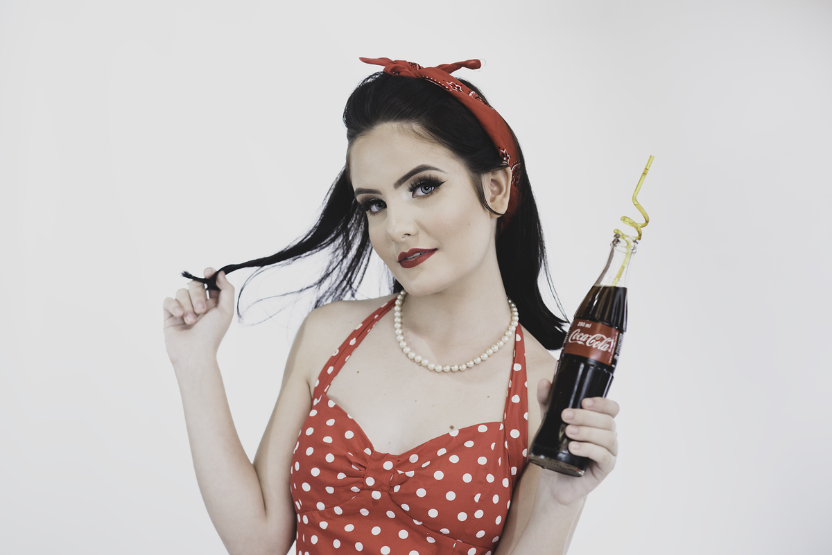 Modelo Pin UP com Coca Cola