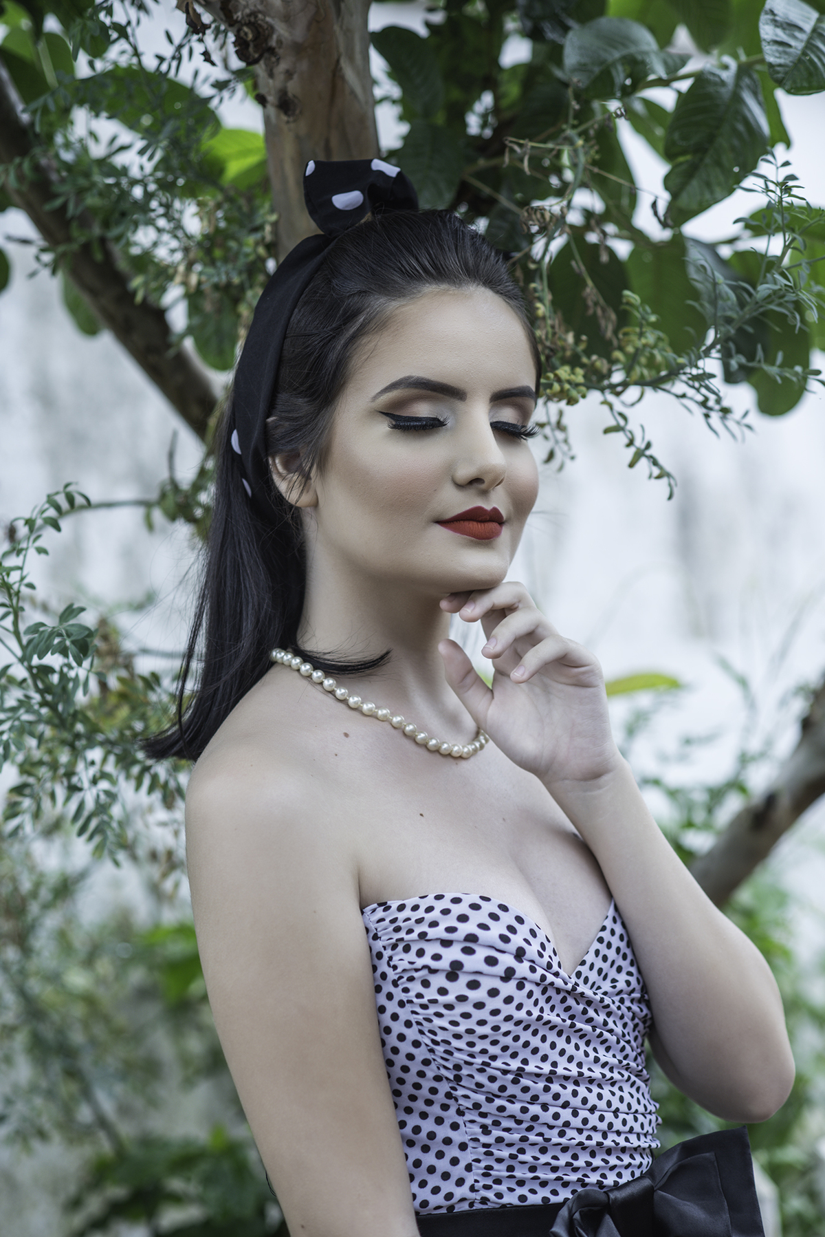 Pose com os olhos fechados em ensaio externo em sjcampos