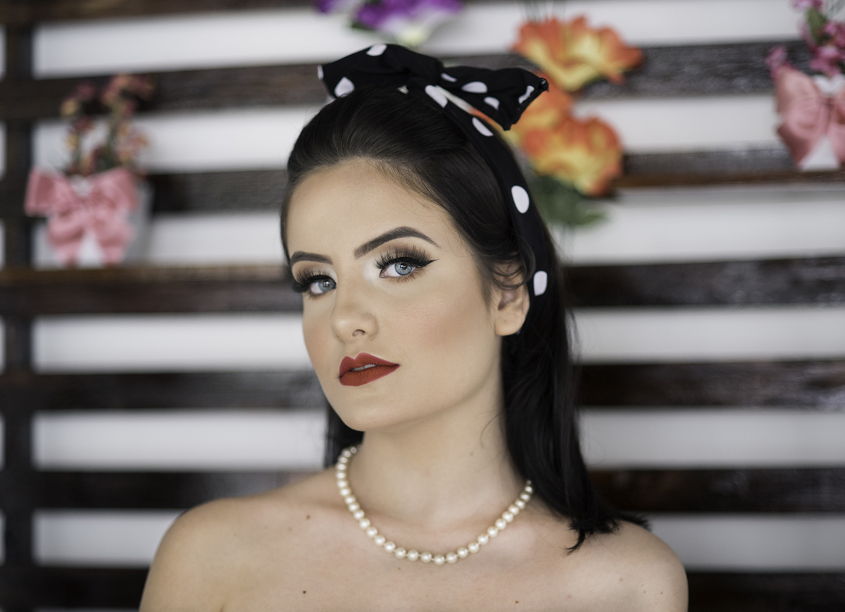 Pin-up girl com flores ns cabeça