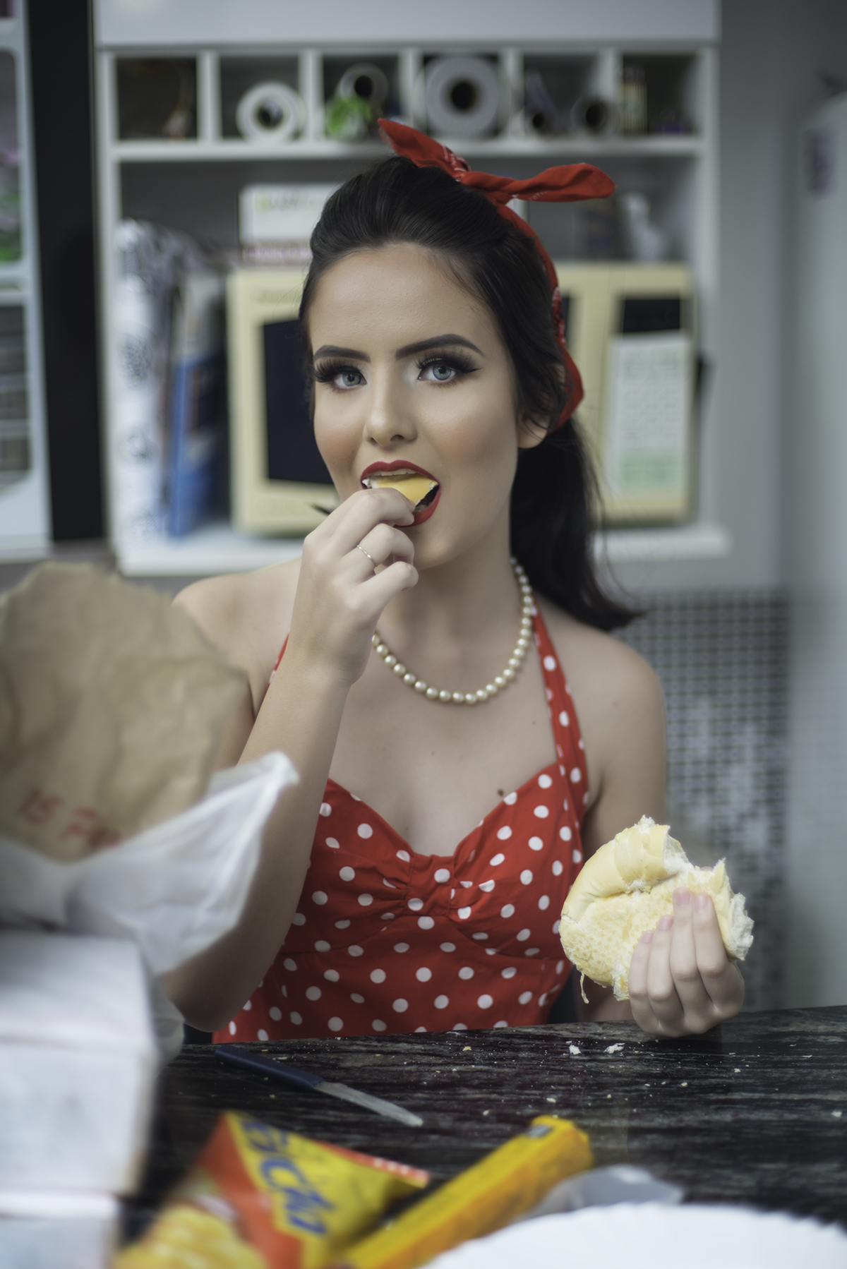 Modelo come pão com presunto no café da tarde