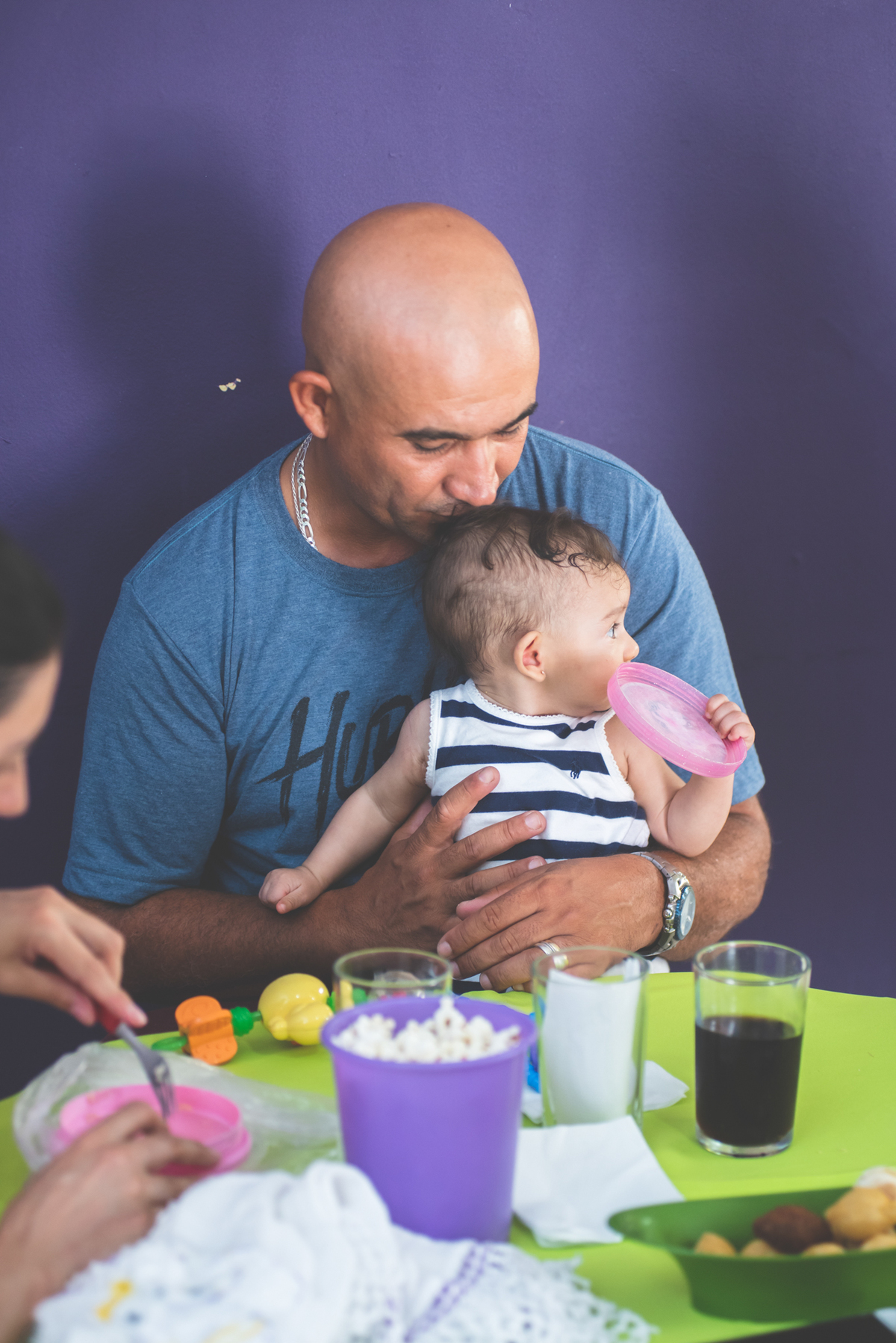 Beijo do papito na cabeça do nenem