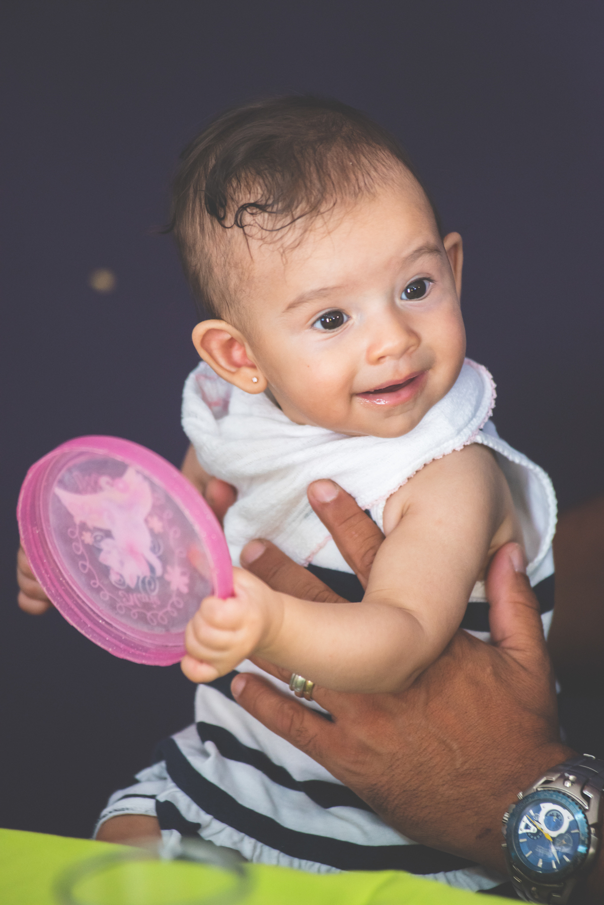 O sorriso do bebê em foto infantil de aniversario de 1 aninho