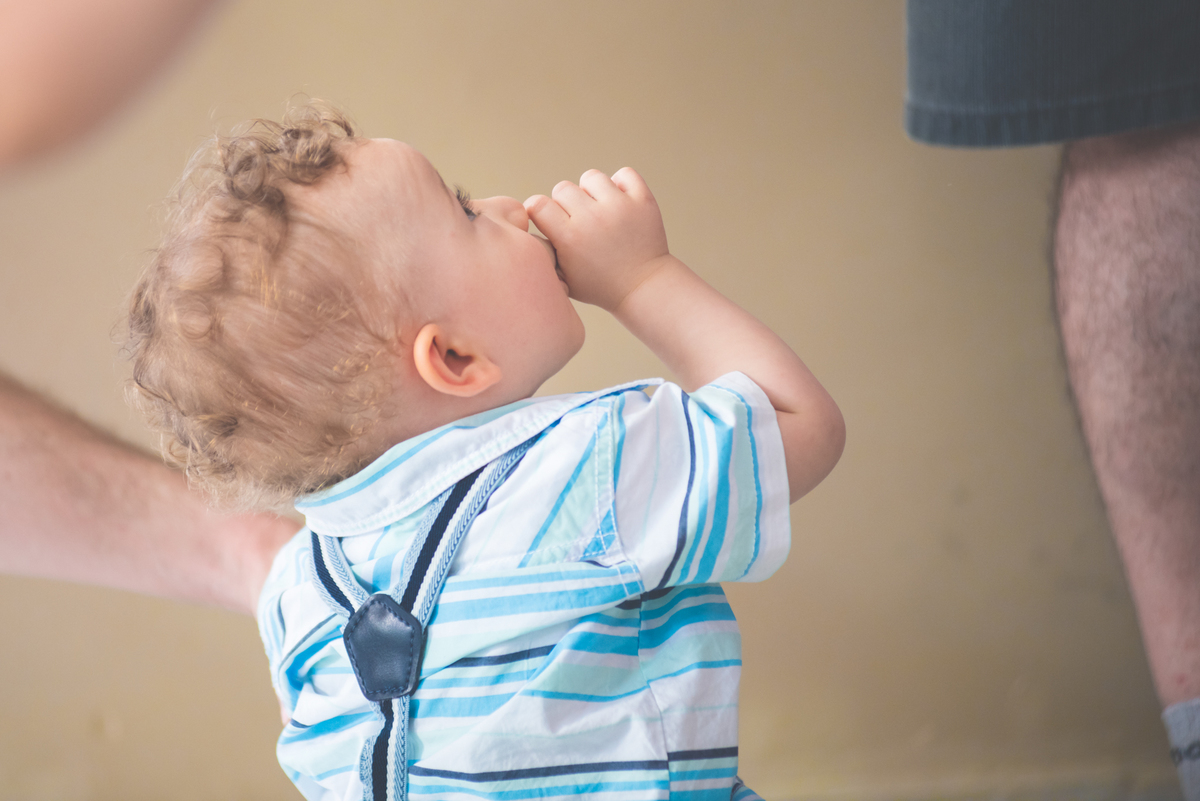 Fotografia de 1 aninho com direito a dedinho na boca