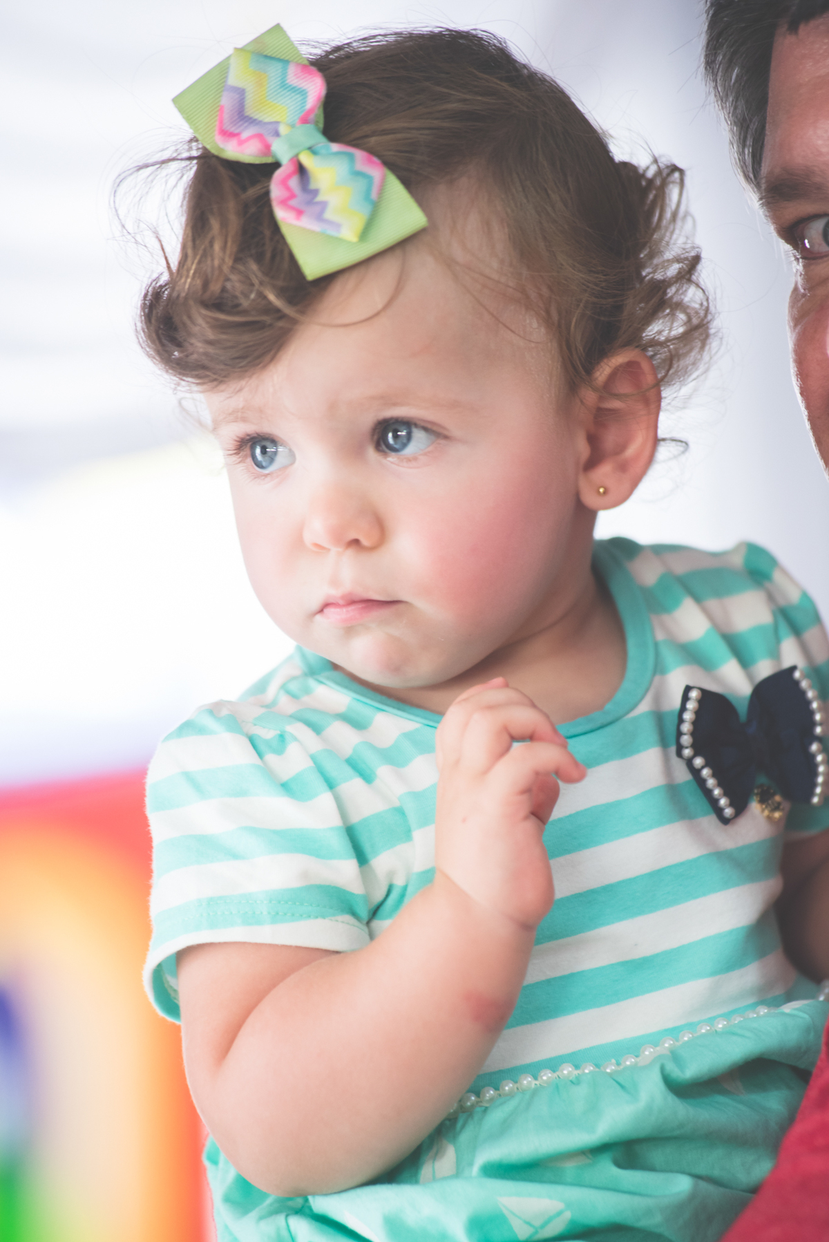 Menina descontraida nem percebe ser fotografada