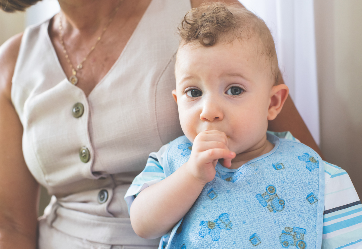 Fotos do bebê Chup chup com babador comendo papinha