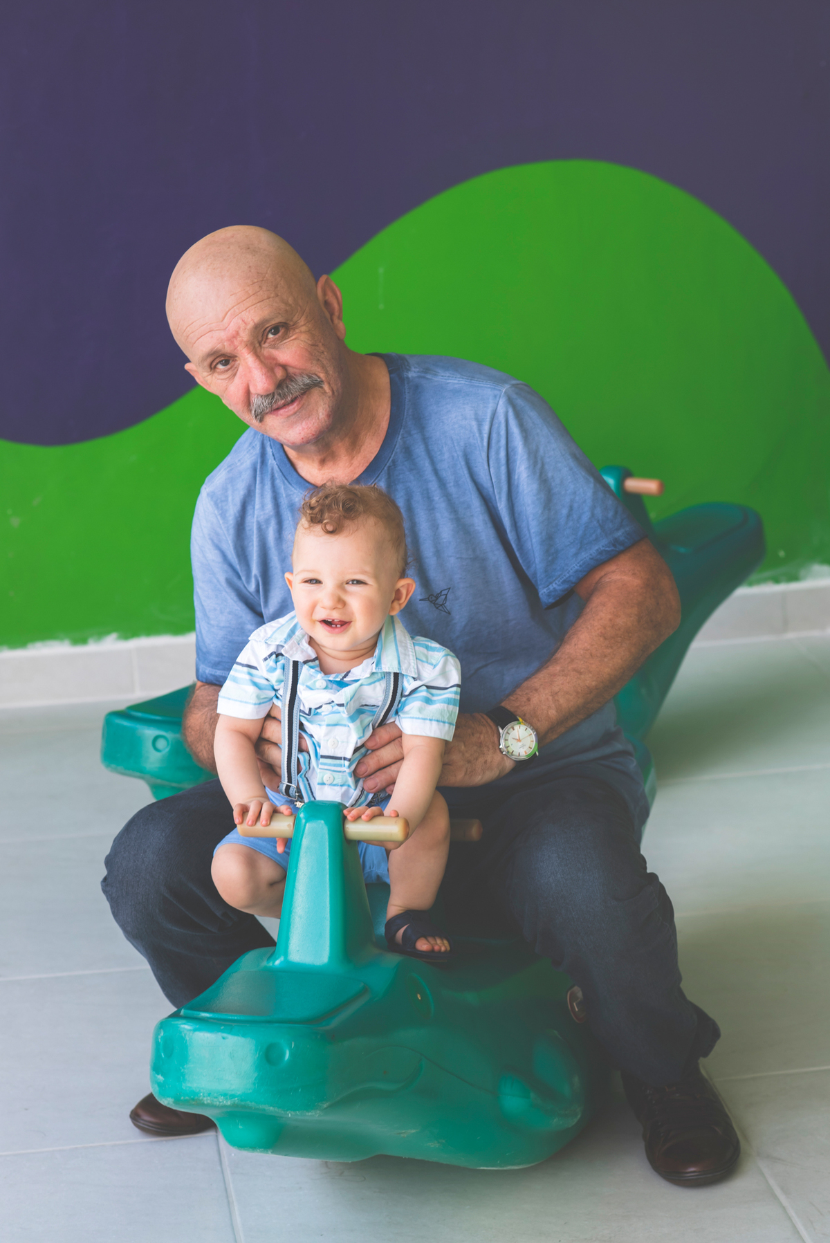 Padrinho brincando com o aniversariante