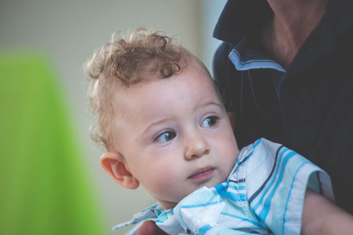 Momento espontaneo do aniversariante sendo fotografado