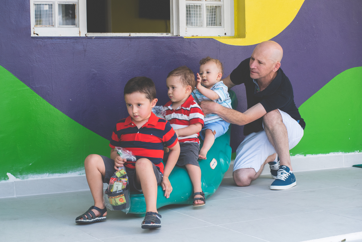 Turma do aniversário infantil brincando no jacaré