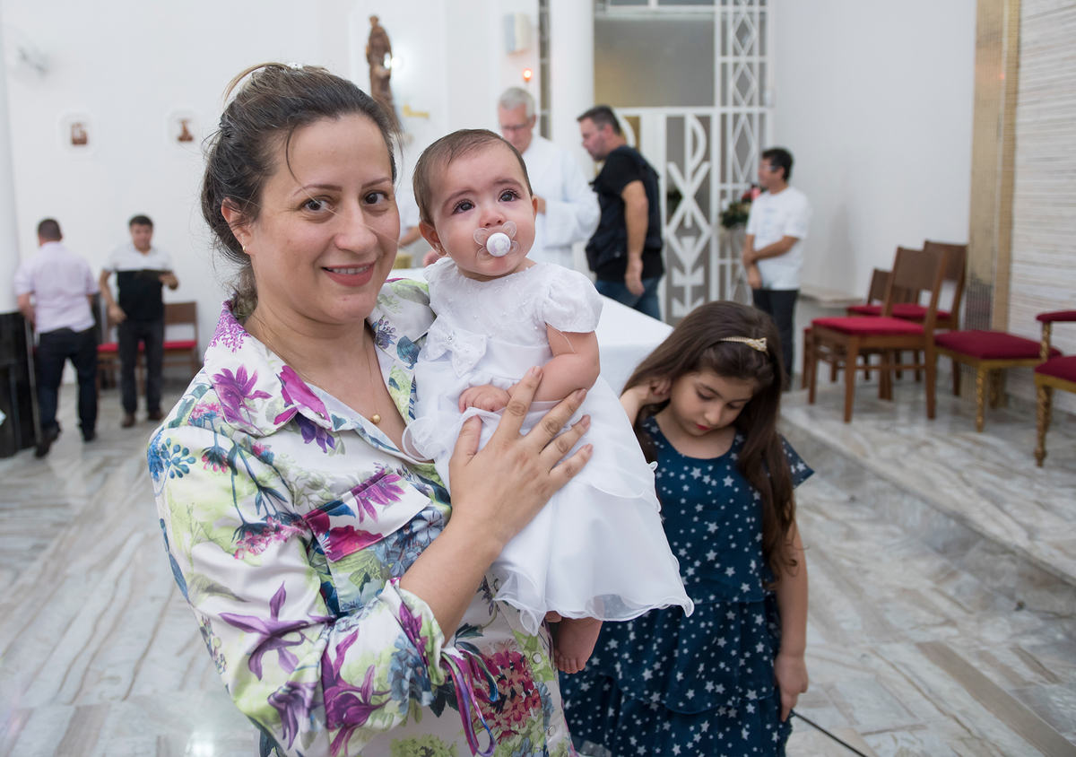 Madrinha de consagração abraça a batizanda