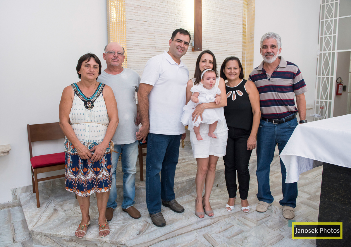 Família no batizado da Júlia pousa para retrato 