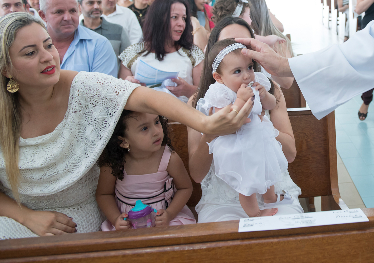 Sinal da cruz na testa da criança