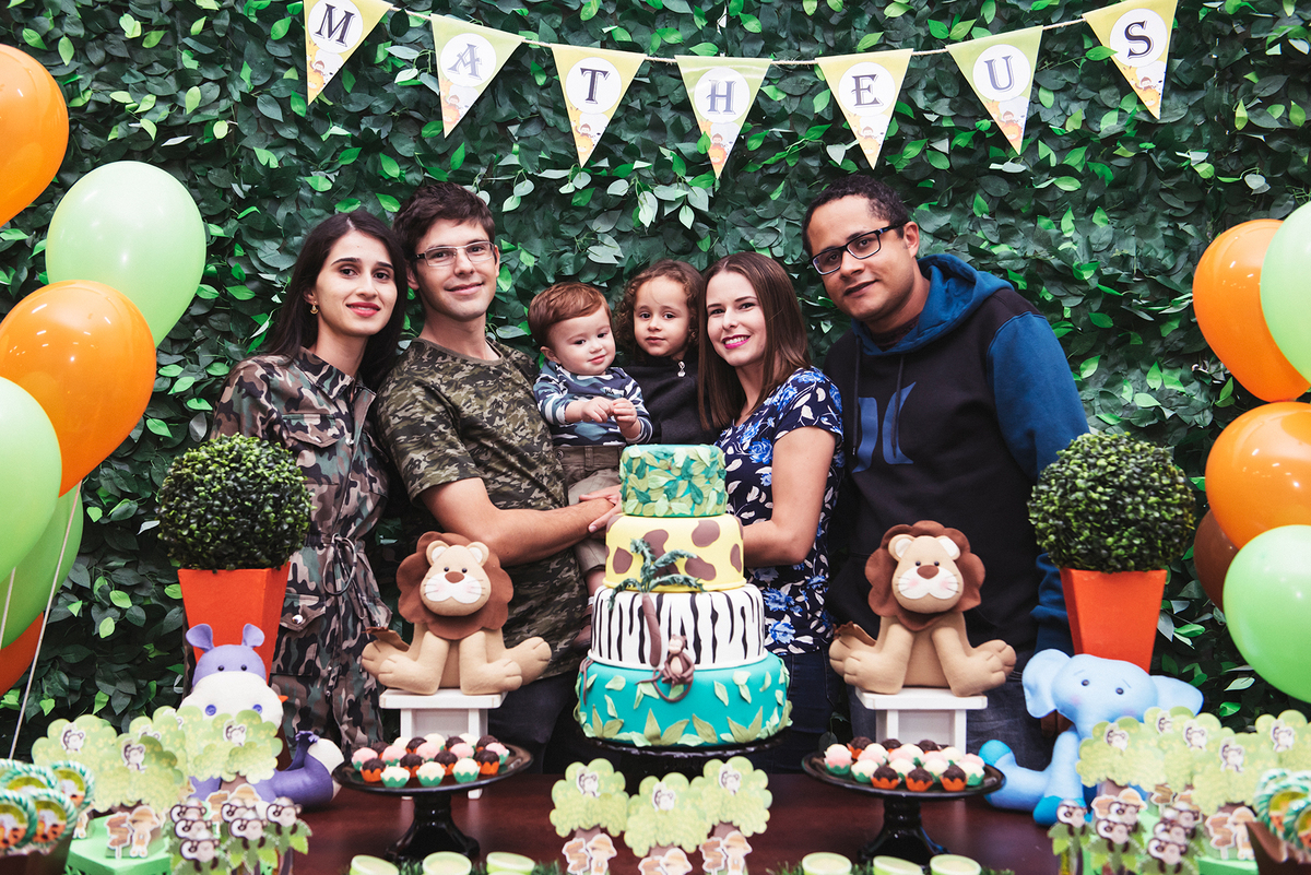 Foto no bolo de aniversário de um ano do Matheus , com bandeirinhas