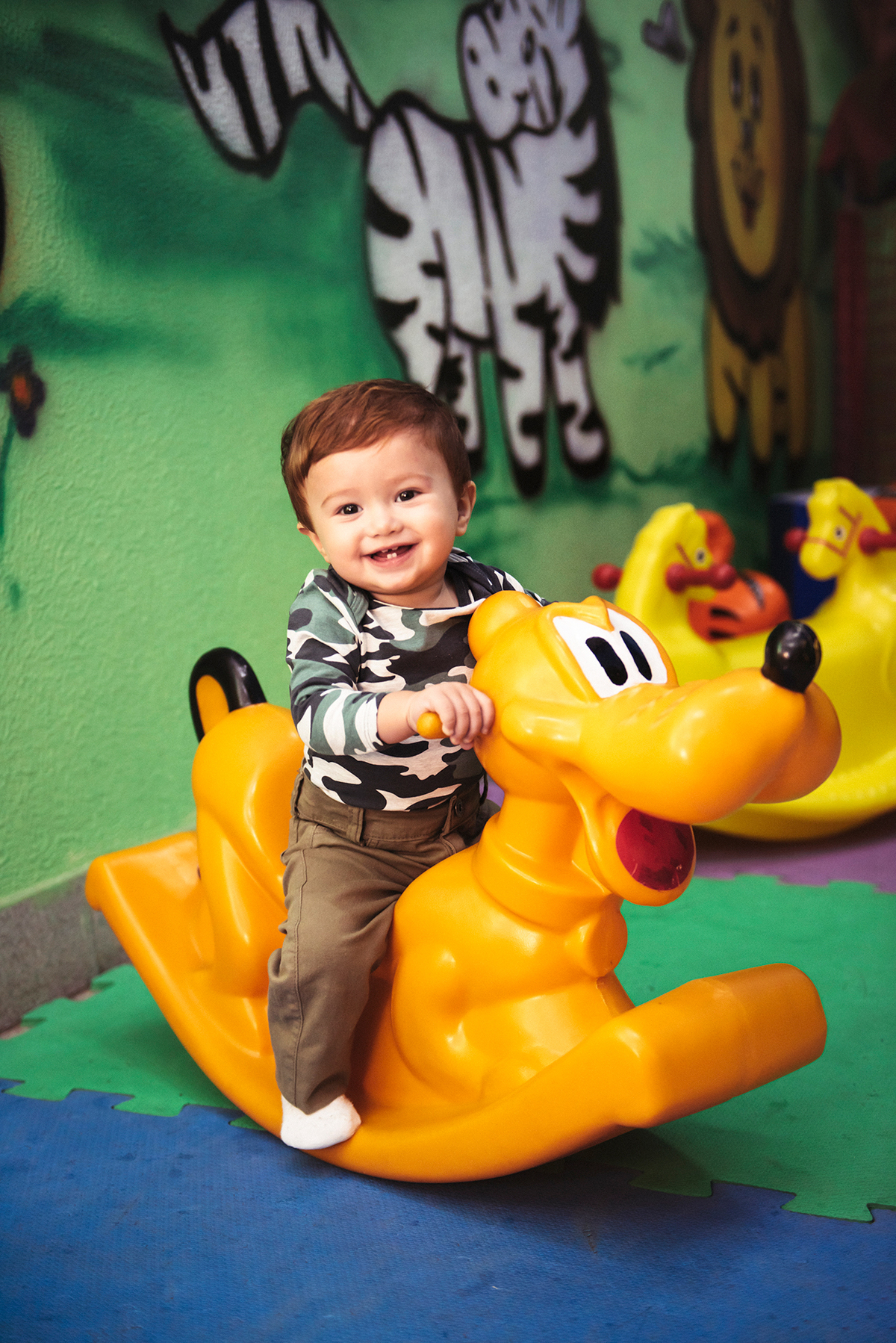 balanço no Pluto dando risadas