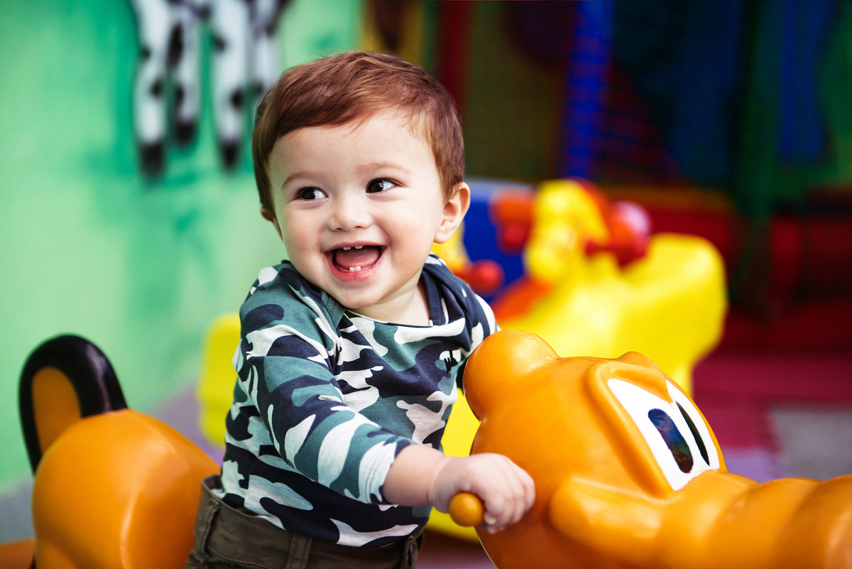 fotografia de criança brincando em aniversário infantil em São José dos Campos
