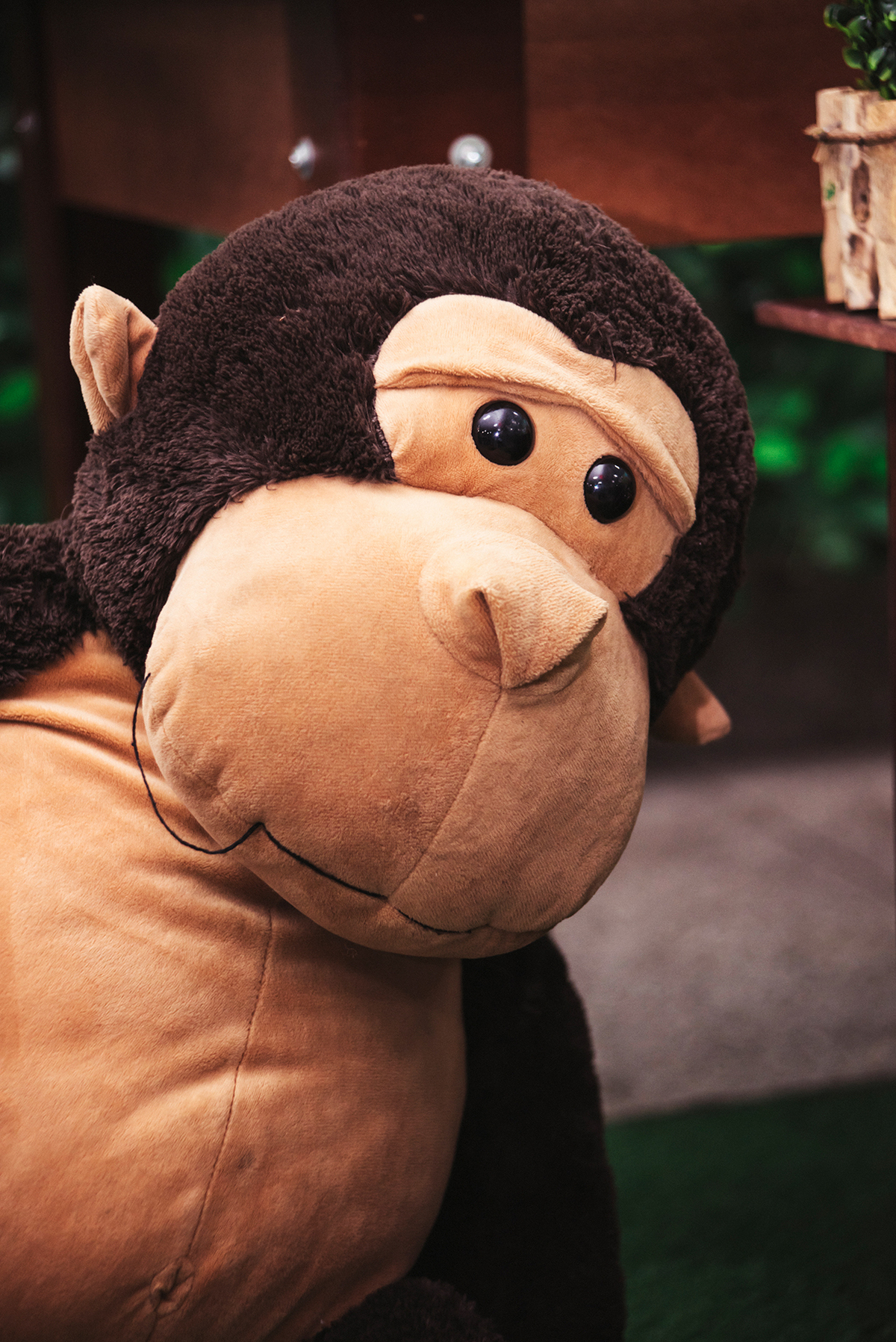 Macaco de pelúcia decora festa infantil do Matheus