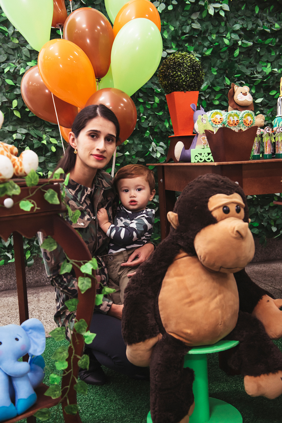 Mamãe , eu no colo e o gorila