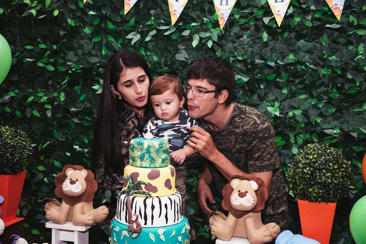 Assoprar o bolo foi difícil no primeiro aniversário