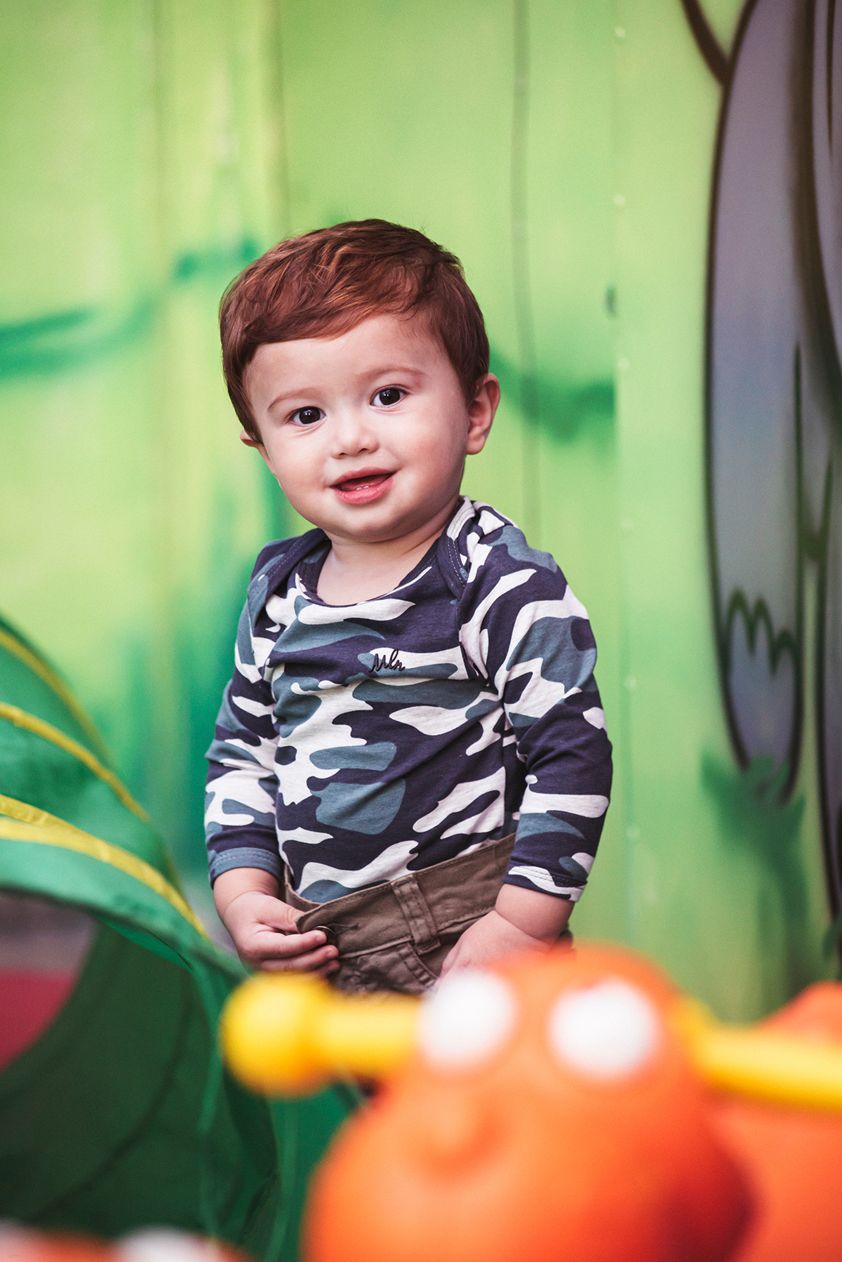 Aniversariante veste traje de caçador no safari que foi tema do aniversário