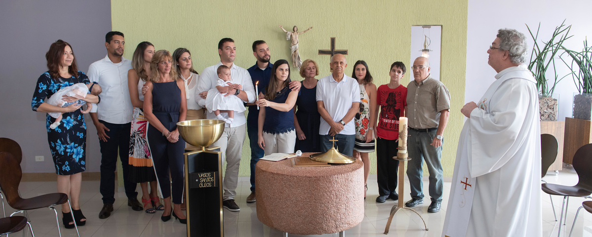 Família se reúne para o batismo de Helena no Centro Pastoral, Catequético e Cultural Pe. Rodolfo Komórek
