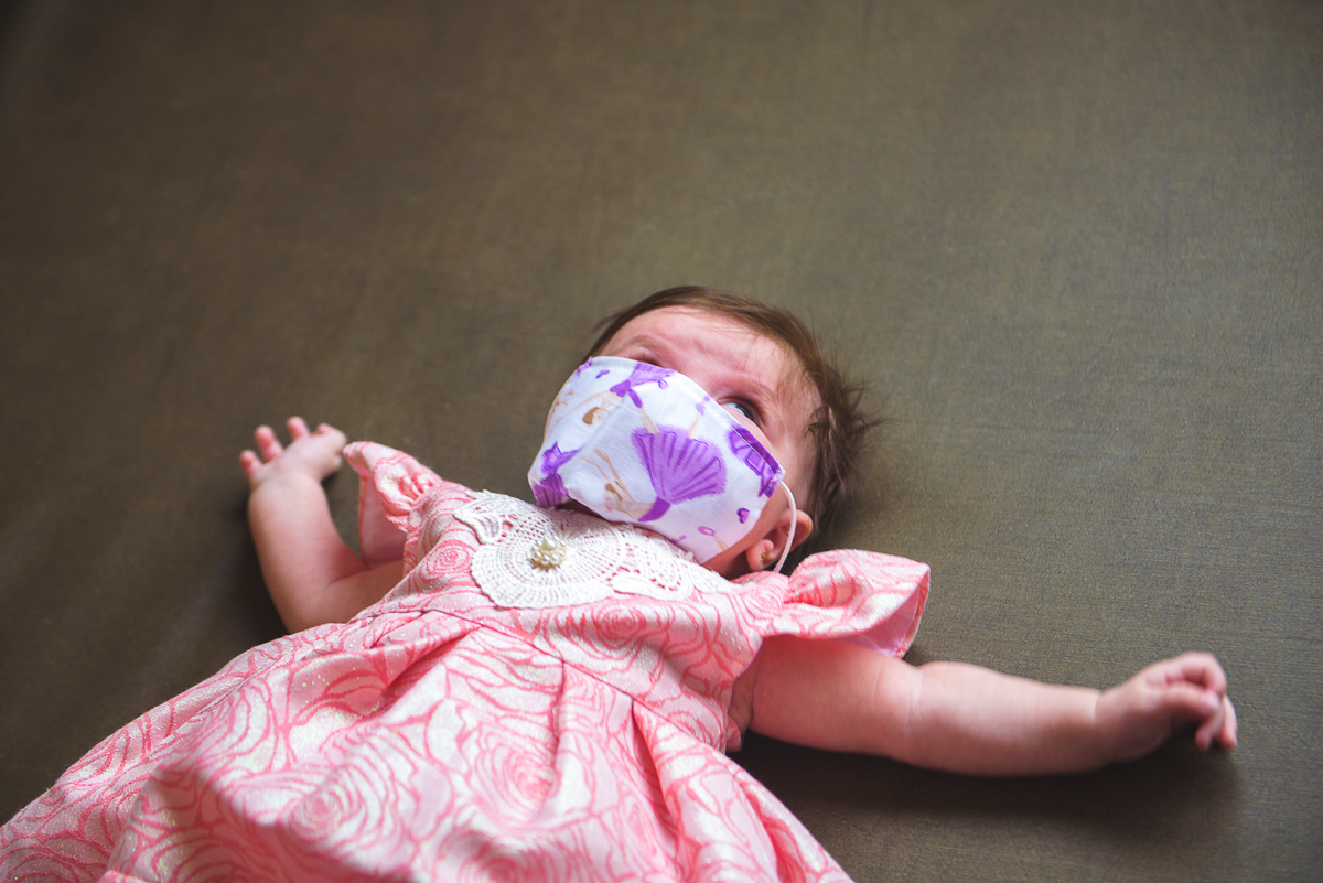 Bebê de 3 Mêses faz ensaio fotografico com máscara