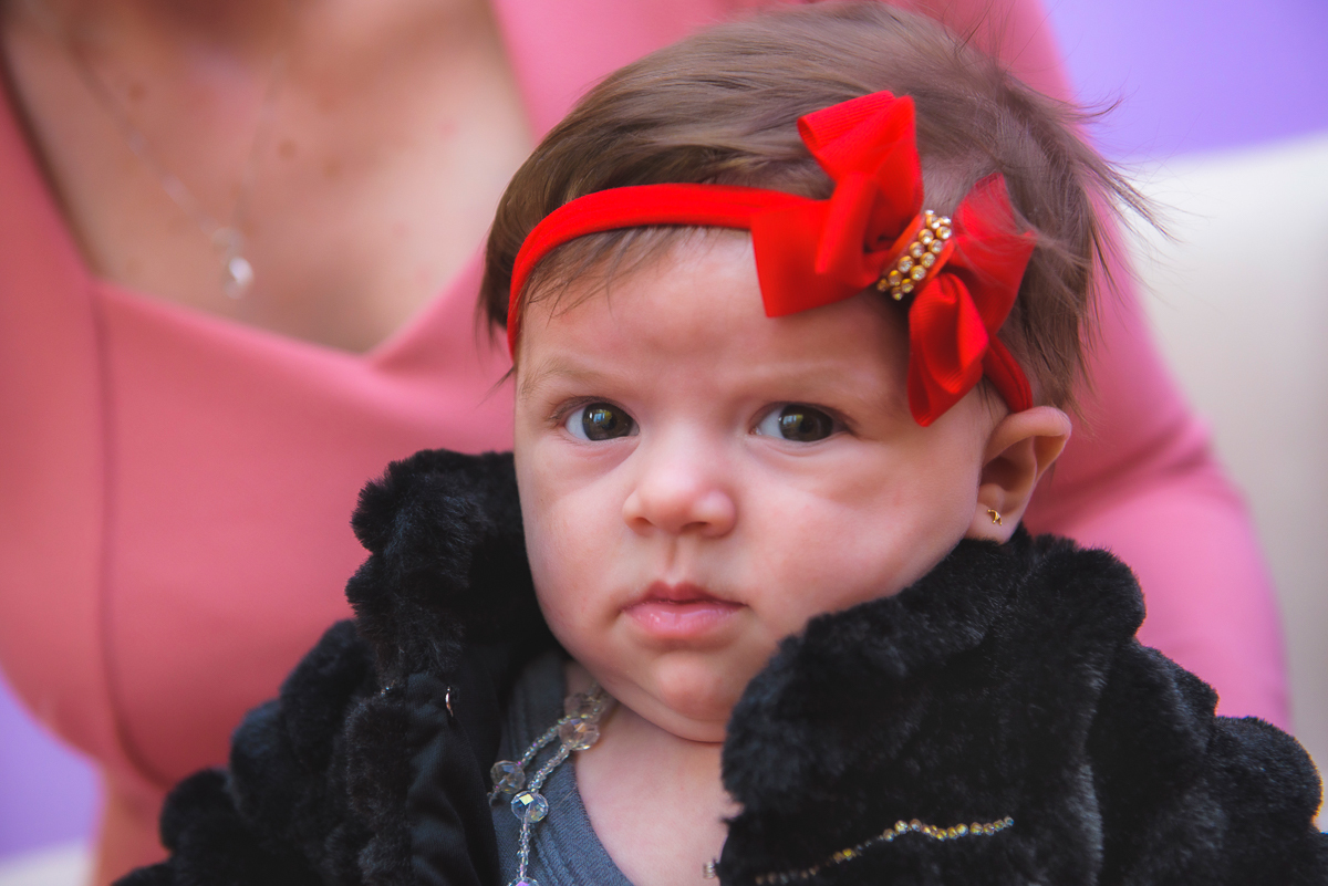 Foto de bebê posando para retrato de 3 meses no colo da mãe