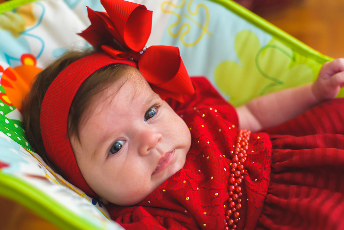 Menina veste vestido vermelho em ensaio fotografico