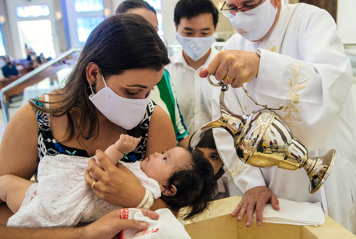O batismo é uma celebração bem conturbada de tantas mãos e movimentos