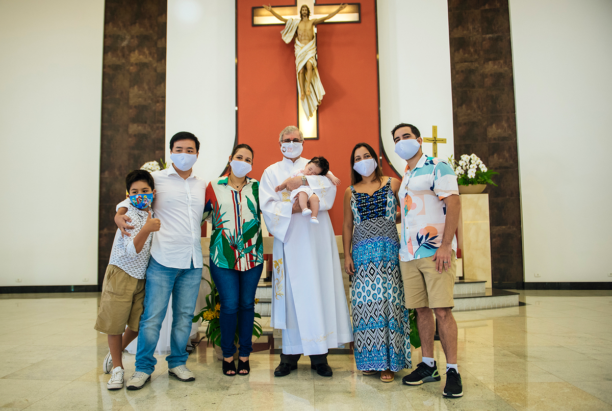 Imagem geral da igreja, com os convidados presentes.