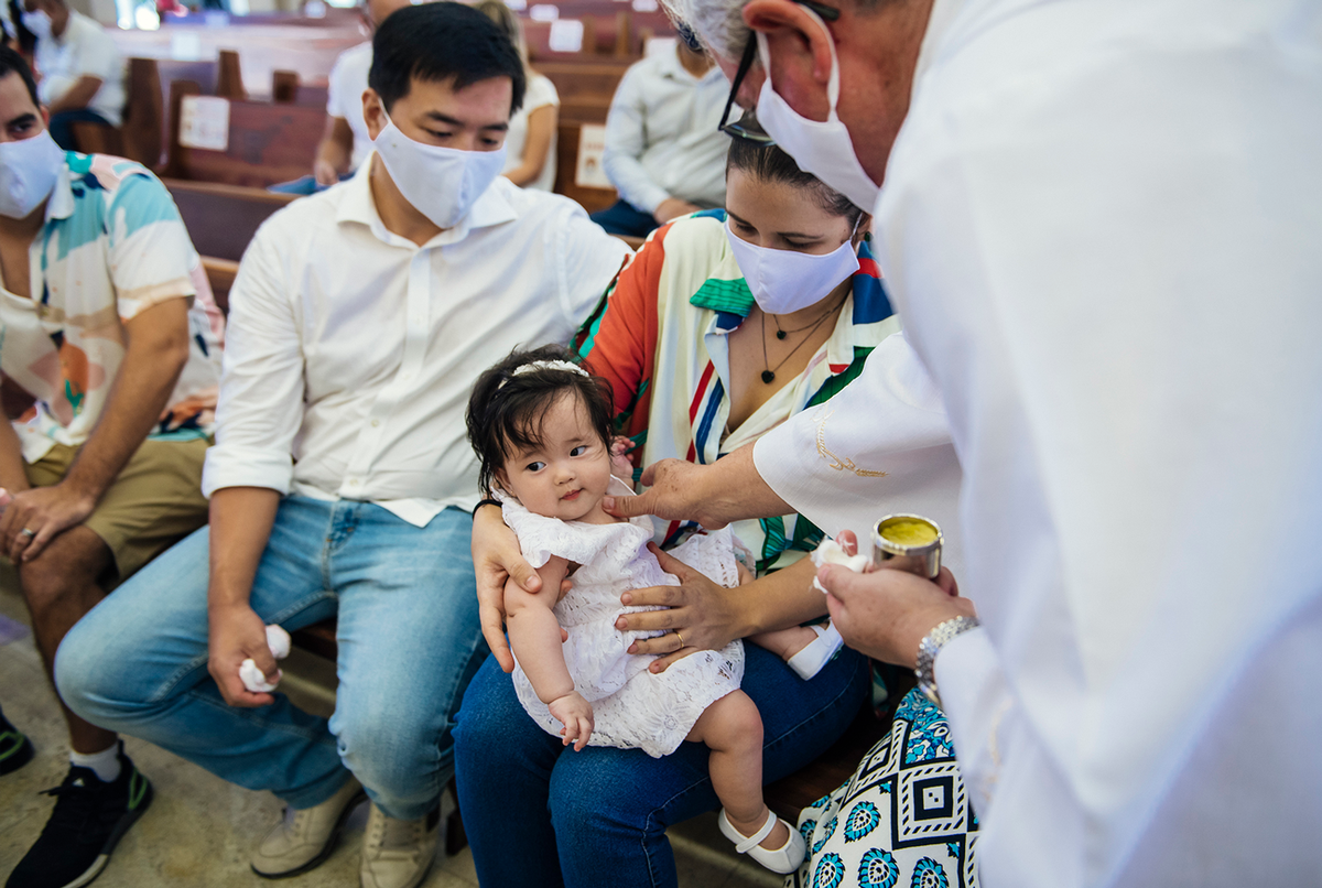 É preciso entender muito bem as peculiaridades de se fotografar dentro de uma igreja 