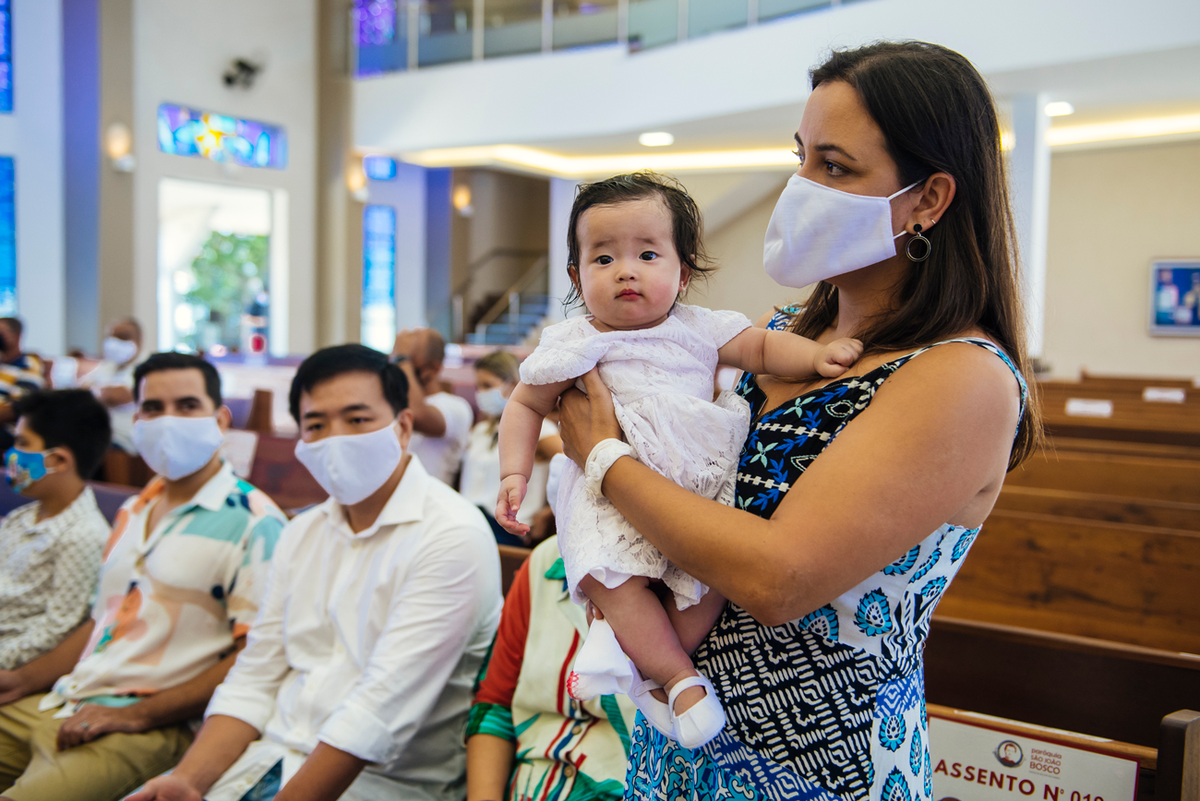 Narrativa documental este momento religioso que também é o momento formal da apresentação do novo membro da família 