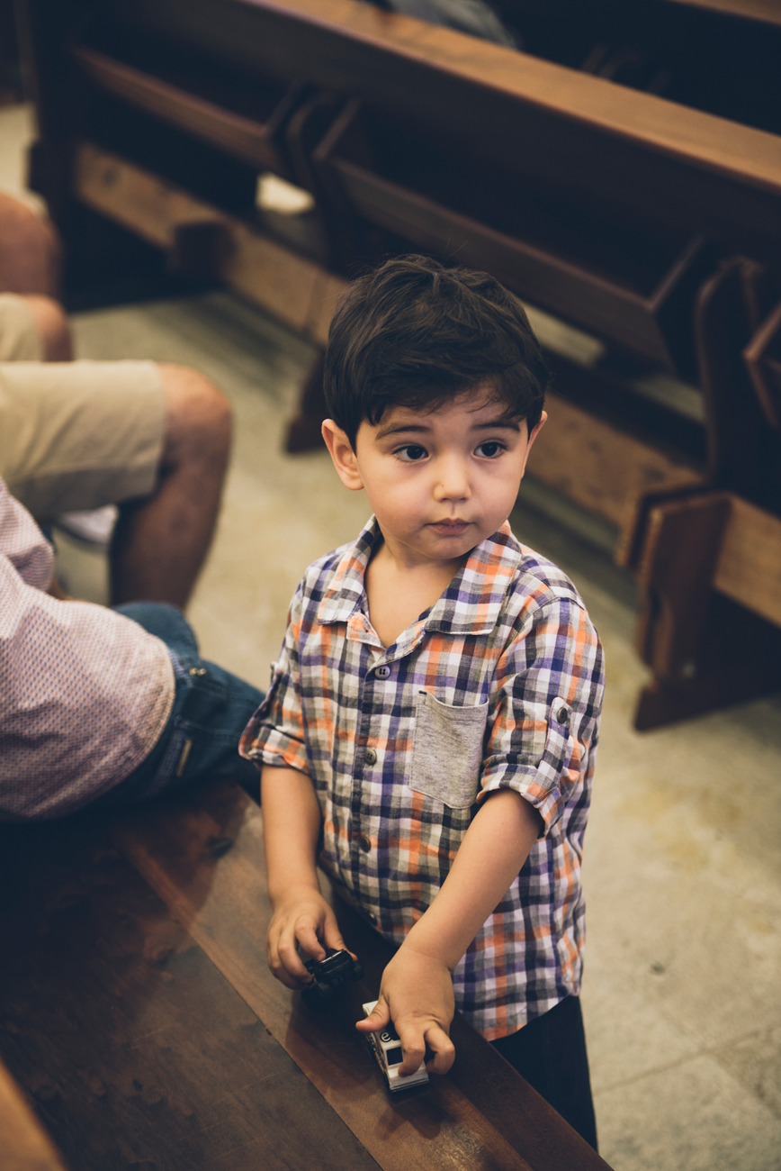 Reação dos irmãos durante o batizado é registrado pelo fotografo de batizado Marcio Janousk em Sao Jose