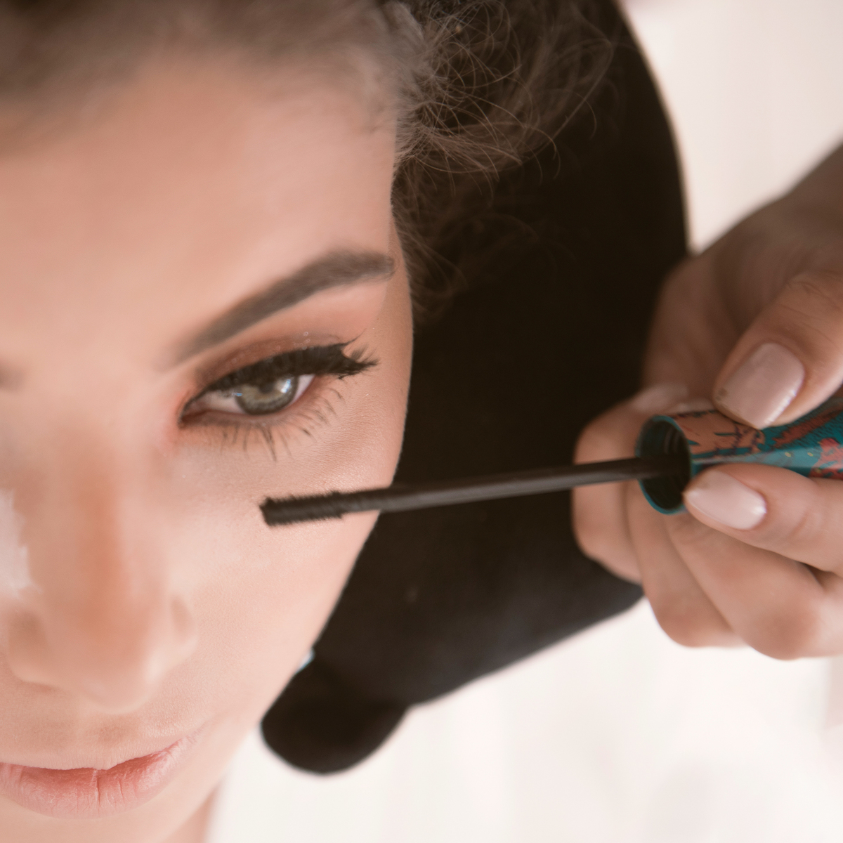 Uma composição harmonica com esta foto que traz a delicadeza do pincel na sombrancelha da noiva