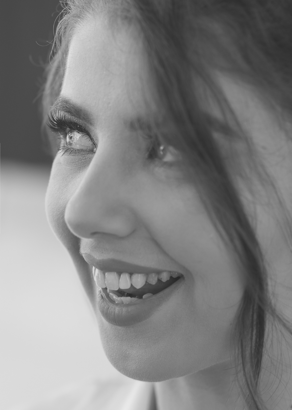 Fazendo penteado, maquiagem, colocando o vestido, sapato, acessórios, etc…