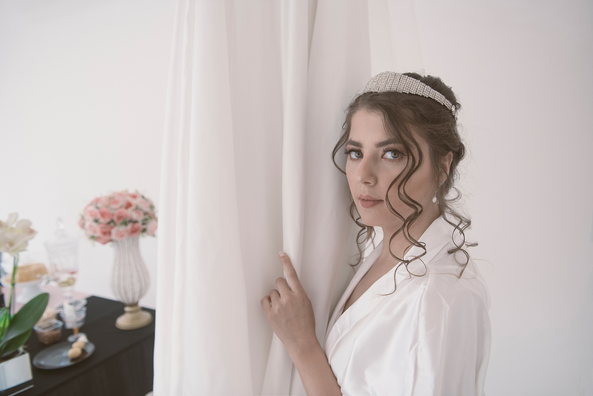 Toda beleza da noiva é mostrado neste make impecável pelas fotos da Janousek Photos