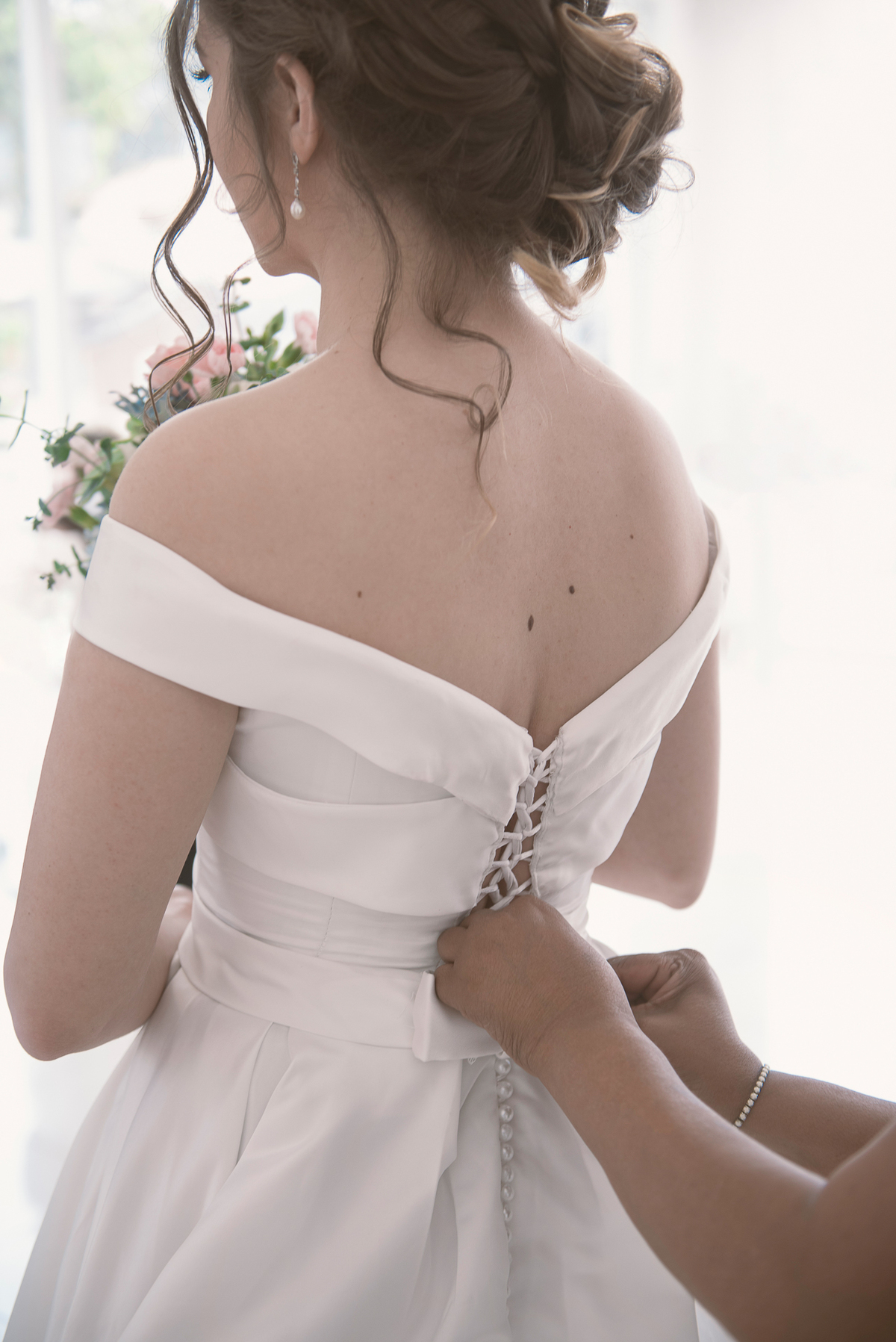 Fotografar abotoando o vestido da noiva faz parte do ritual