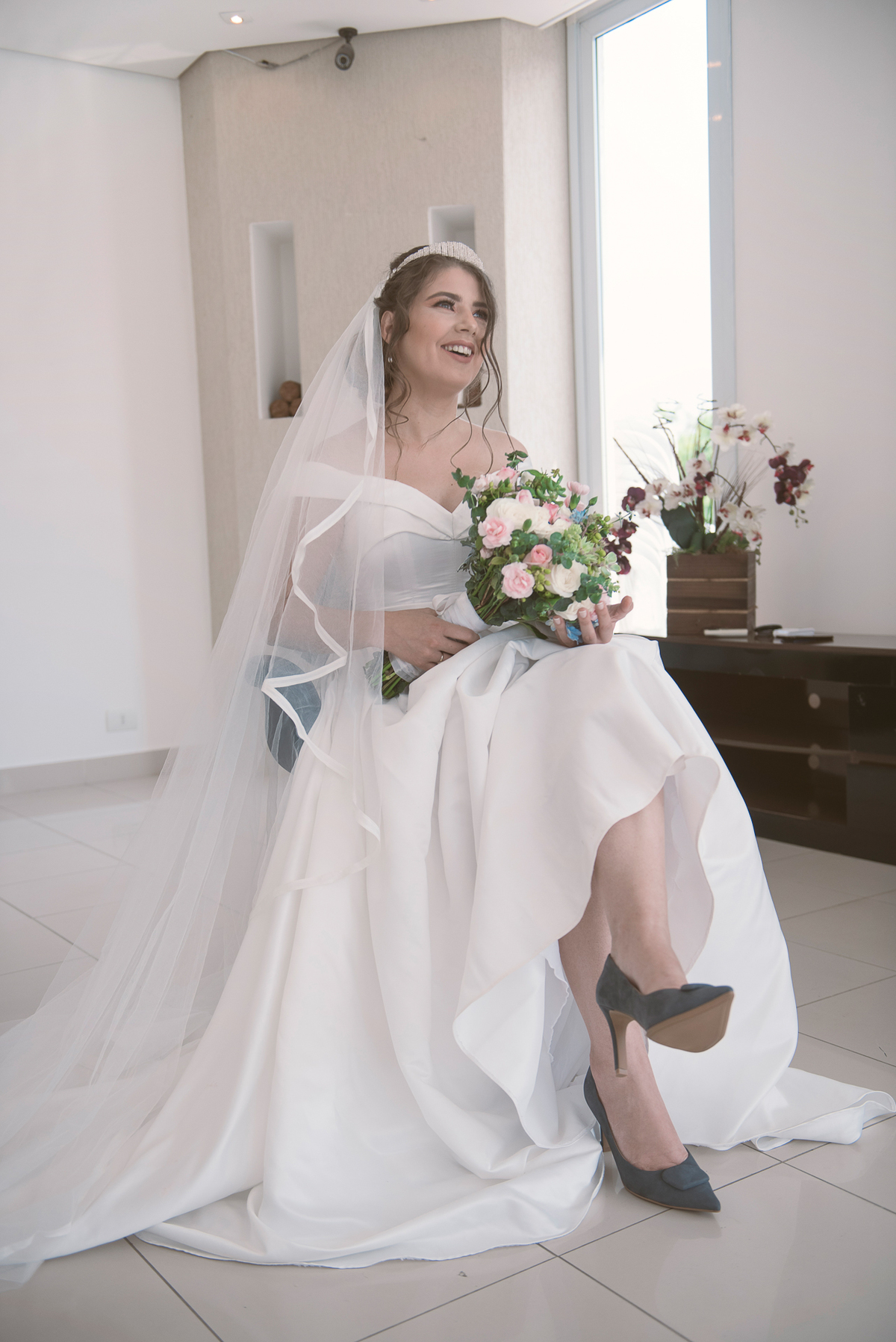 o momento pra mostrar detalhes da barra do vestido e do sapato