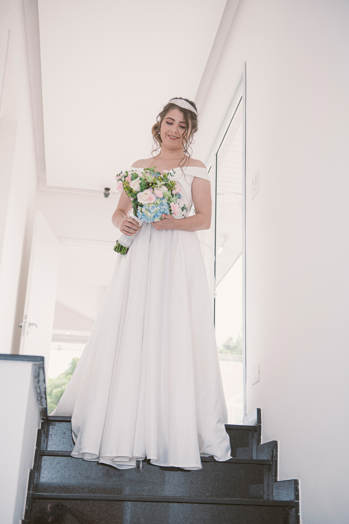 Descendo a escada é feita uma sessão exclusiva de fotos espetaculares com a noiva já com o vestido