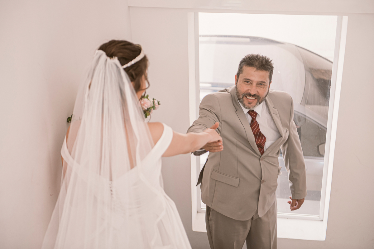 Fotografia do ultimo beijinho e abraço antes da cerimônia, e o momento que o pai da noiva a vê pronta