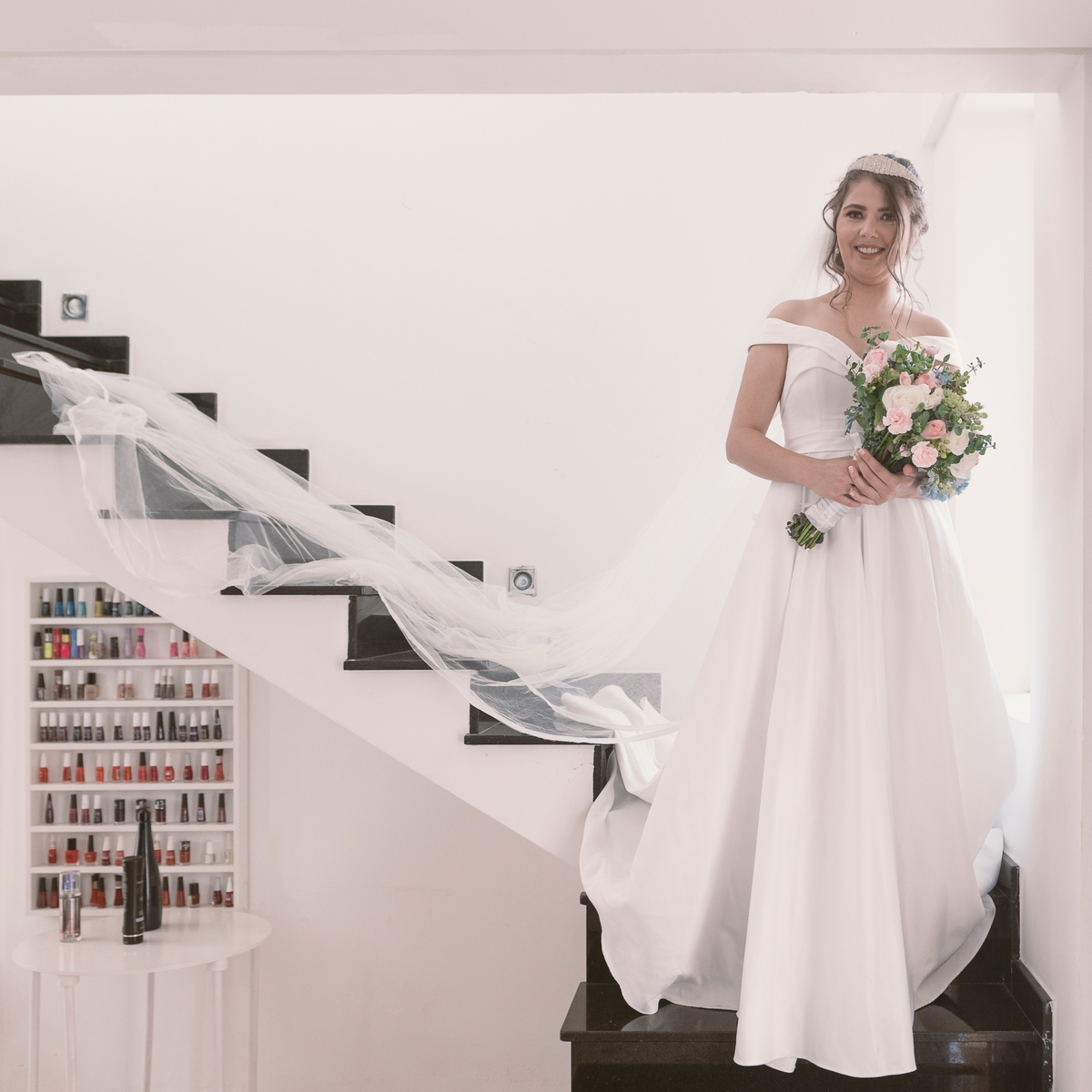 Noiva pronta, tudo pronto, padrinhos e madrinhas a caminho do altar.