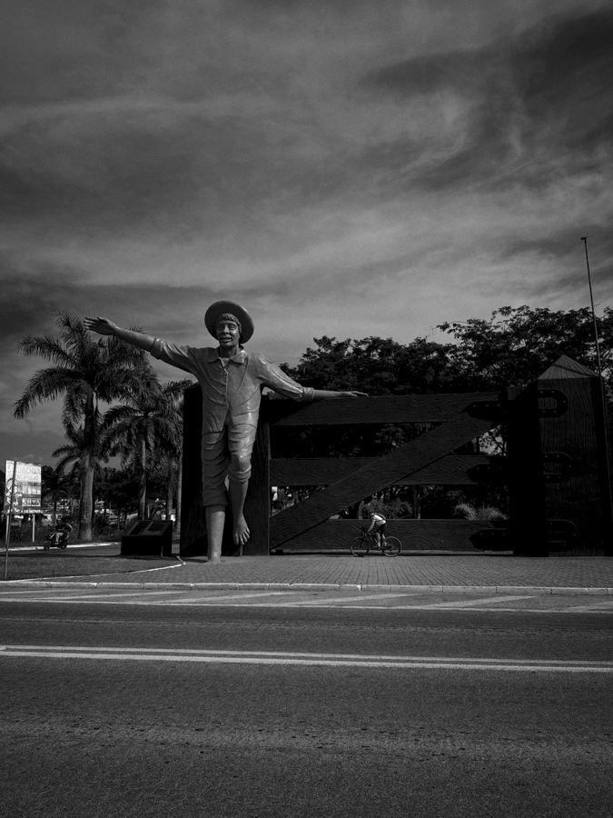 Menino da Porteira - Inconfidentes - Caminho da Fé