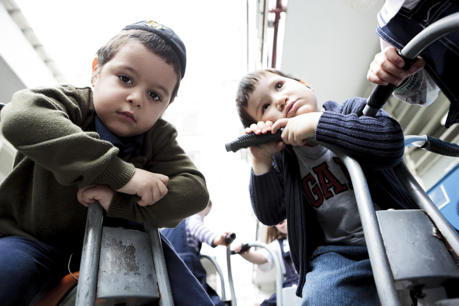 Meninos andam de bicicleta - Escola Judaica Ortodoxa - Gani Lubavitch