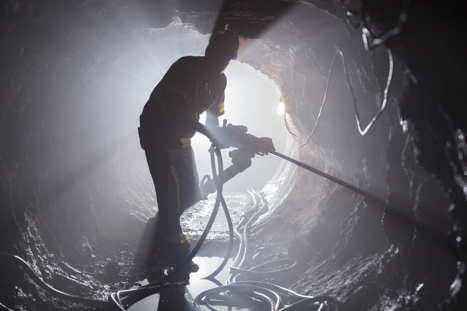 Funcionário perfura túnel