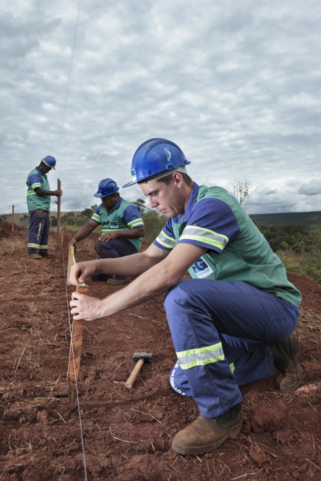 Funcionários fazem medição - Construção de Estação de Tratamento de Agua 