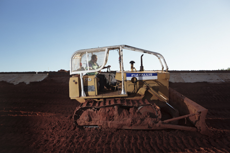Máquina faz terraplanagem