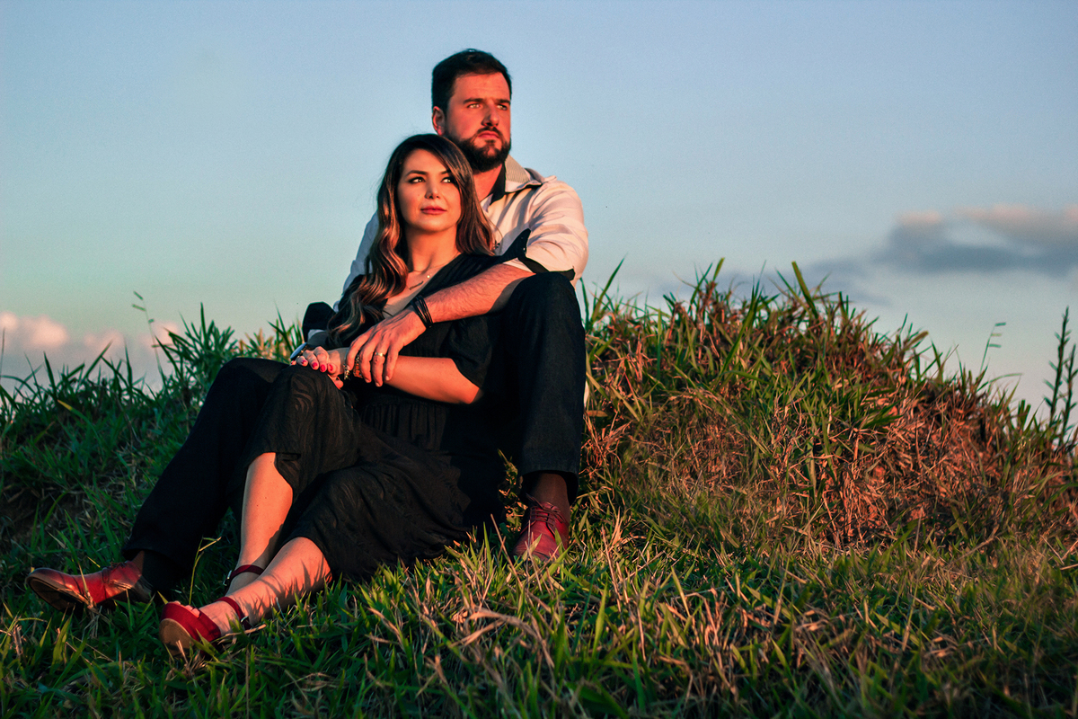 Ensaio Pré-Casamento em Campo Limpo Paulista: Momentos de amor capturados ao pôr-do-sol