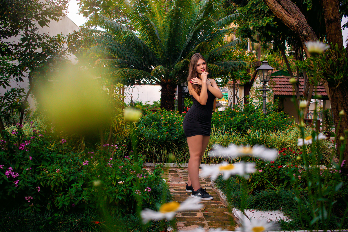 Bella brilha em um ambiente urbano e natural durante seu ensaio fotográfico no jardim do Museu Solar do Barão